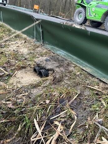 Eine PVC Plane an einem Straßenrand.